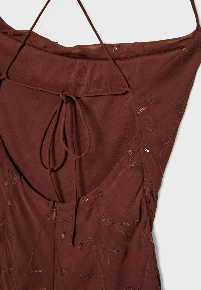 Короткое платье с вышивкой на бретелях