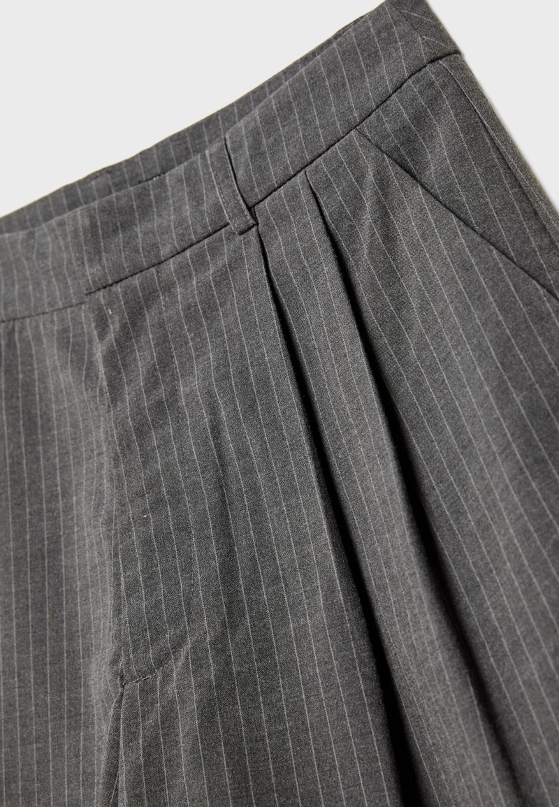 Нарядные шорты в полоску с защипами