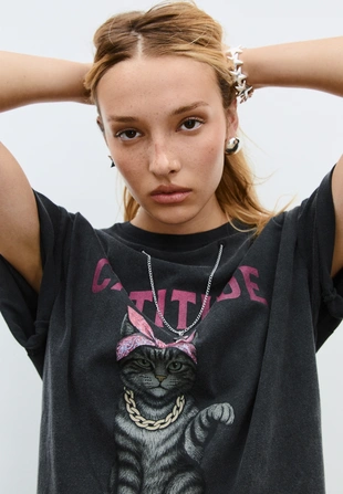 Футболка с принтом CATITUDE и аппликацией- Заказать в России