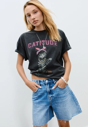 Футболка с принтом CATITUDE и аппликацией- Заказать в России