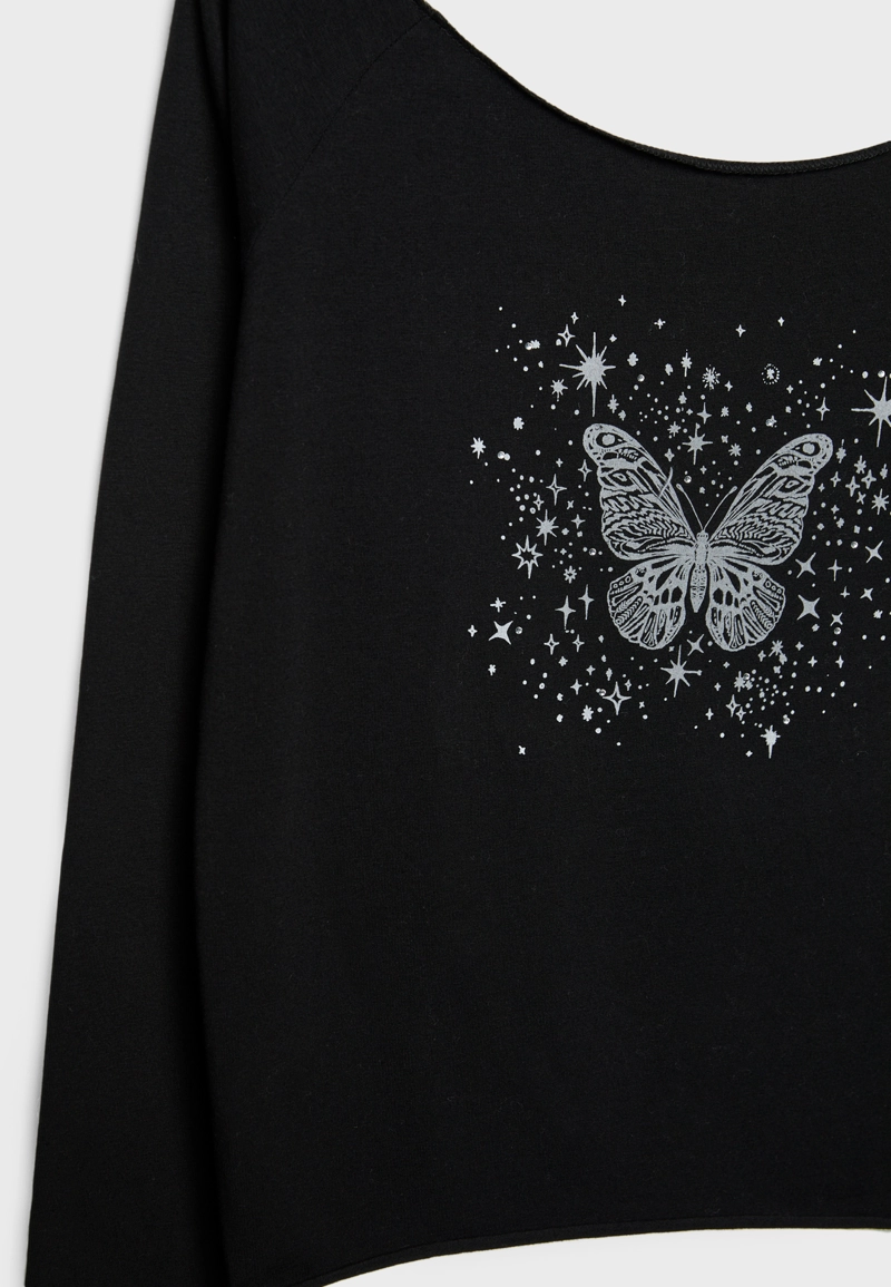 Футболка с вырезом «лодочка»