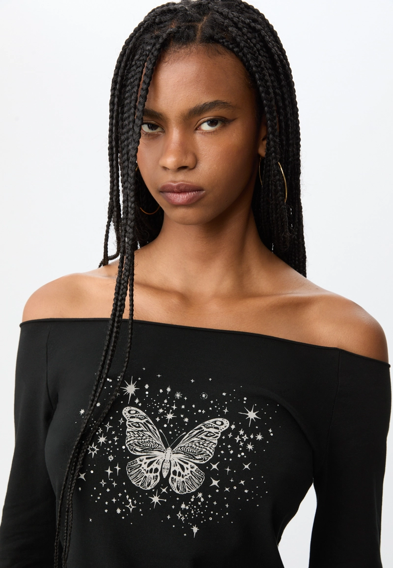 Футболка с вырезом «лодочка»