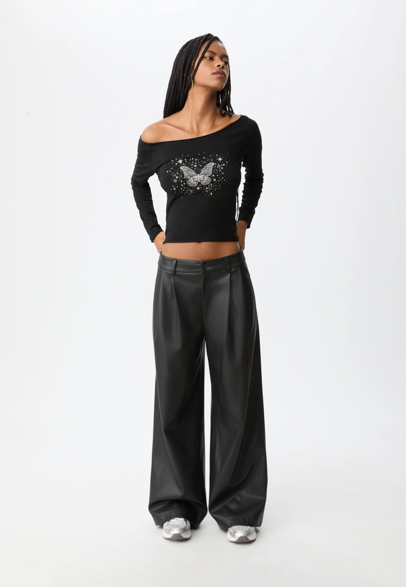 Футболка с вырезом «лодочка»