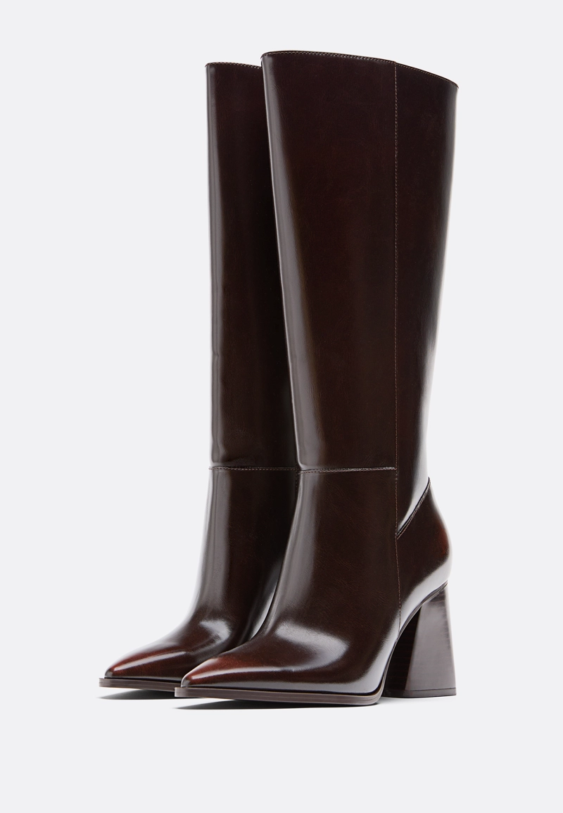 Коричневые сапоги на каблуке