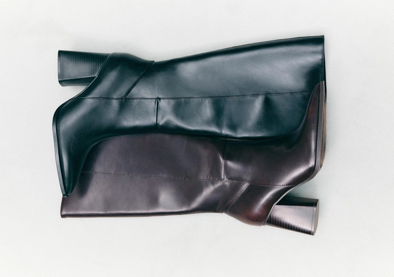 Коричневые сапоги на каблуке