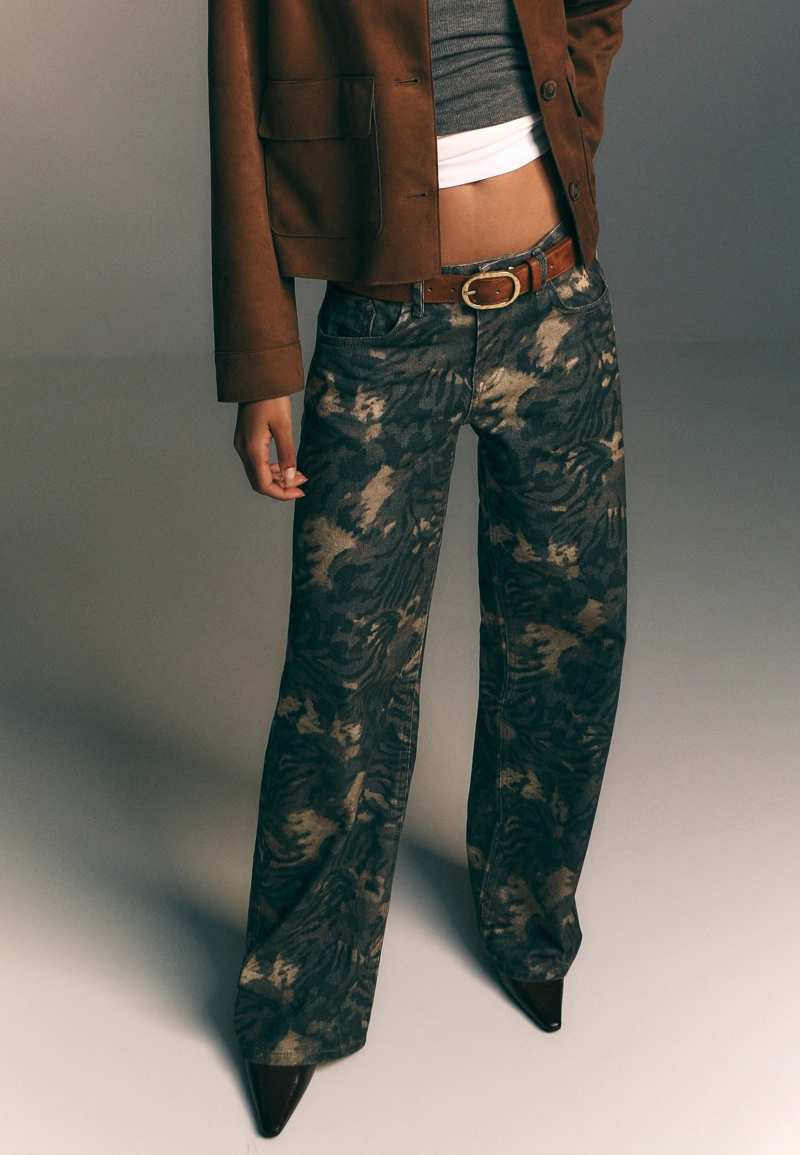 Широкие брюки с принтом и низкой посадкой