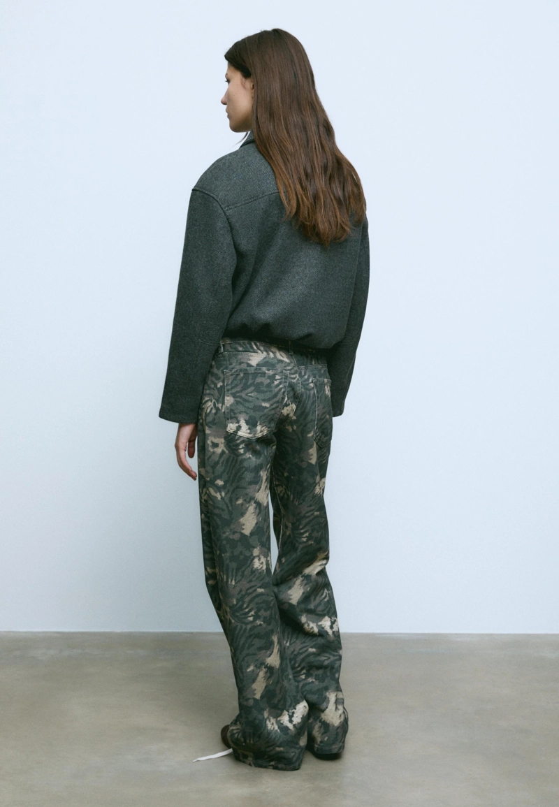 Широкие брюки с принтом и низкой посадкой