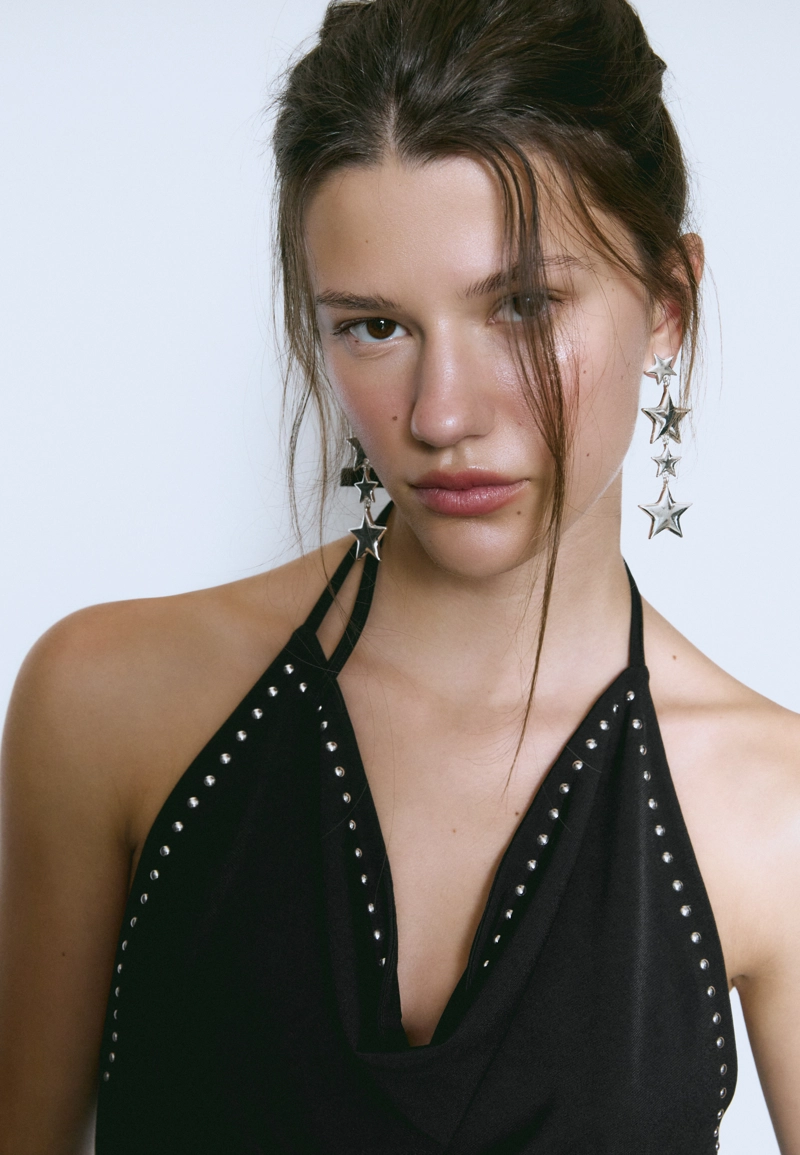 Топ с горловиной халтер и заклепками