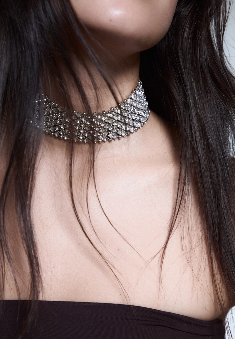 Колье-чокер с блестящей отделкой