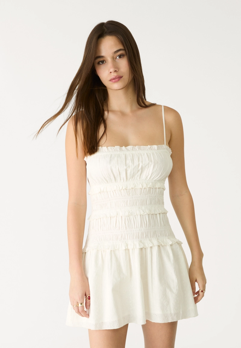 Короткое платье с присборенным топом на бретелях