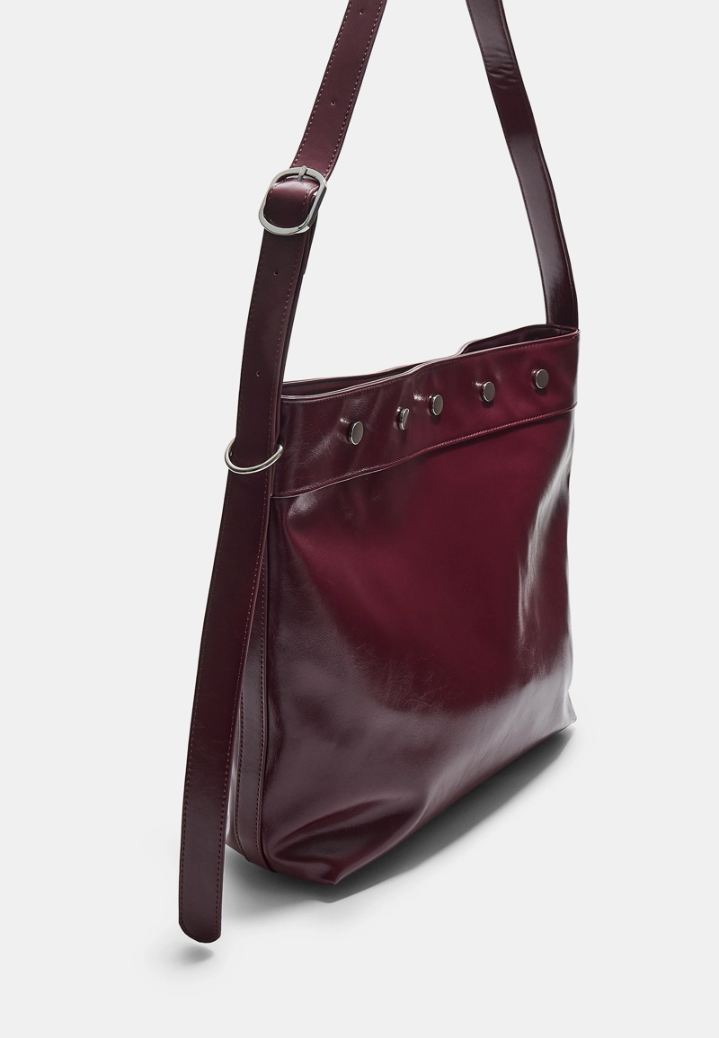 Сумка-ведро с заклепками