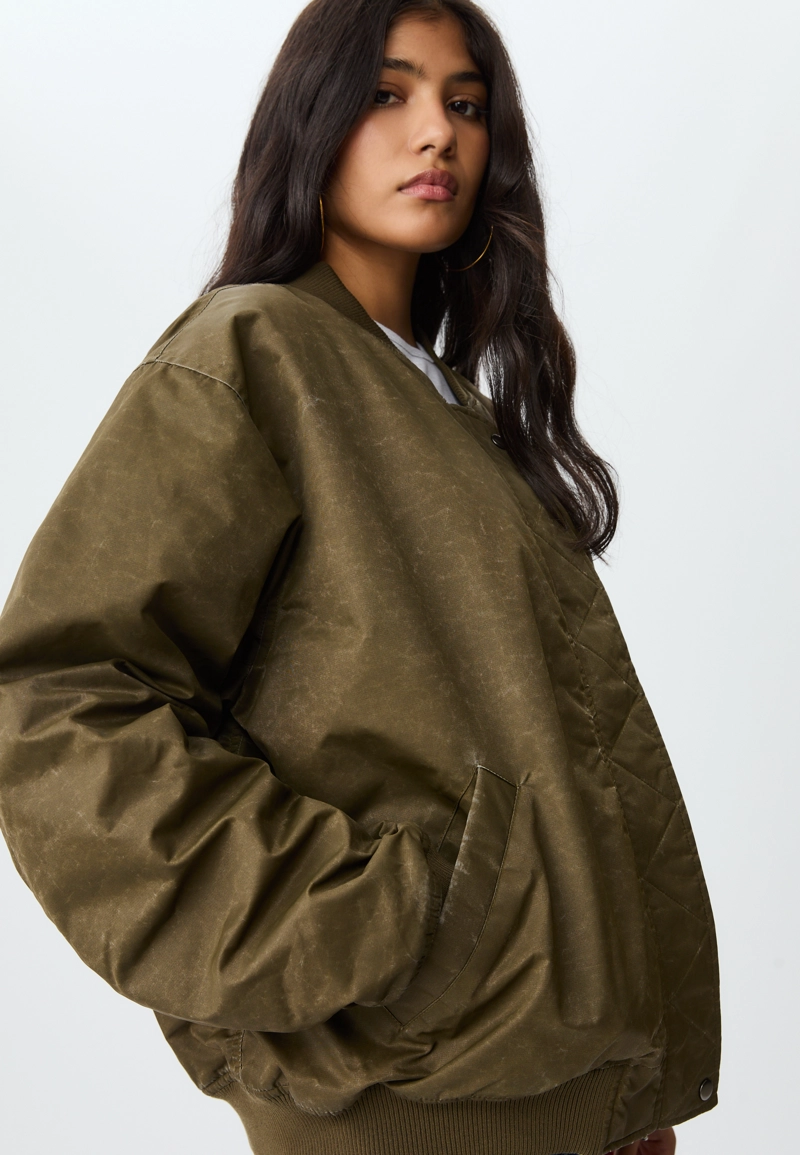 Бомбер с эффектом потертости