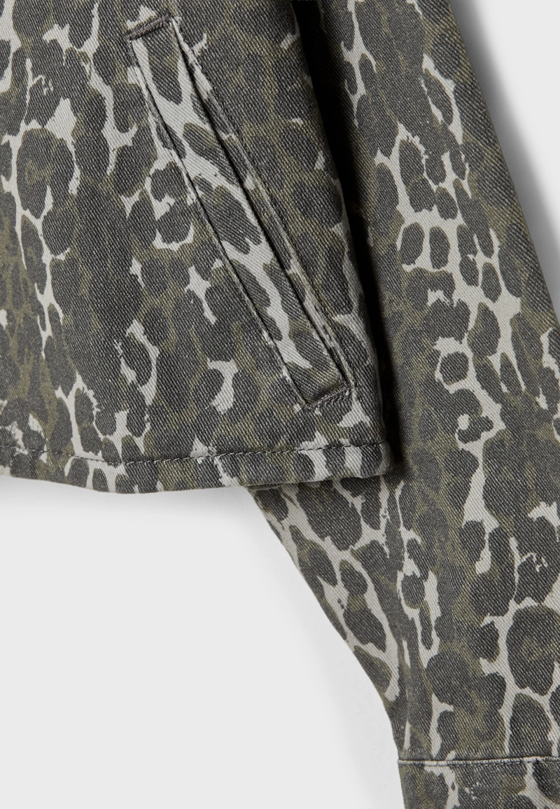 Куртка с анималистическим принтом и карманами