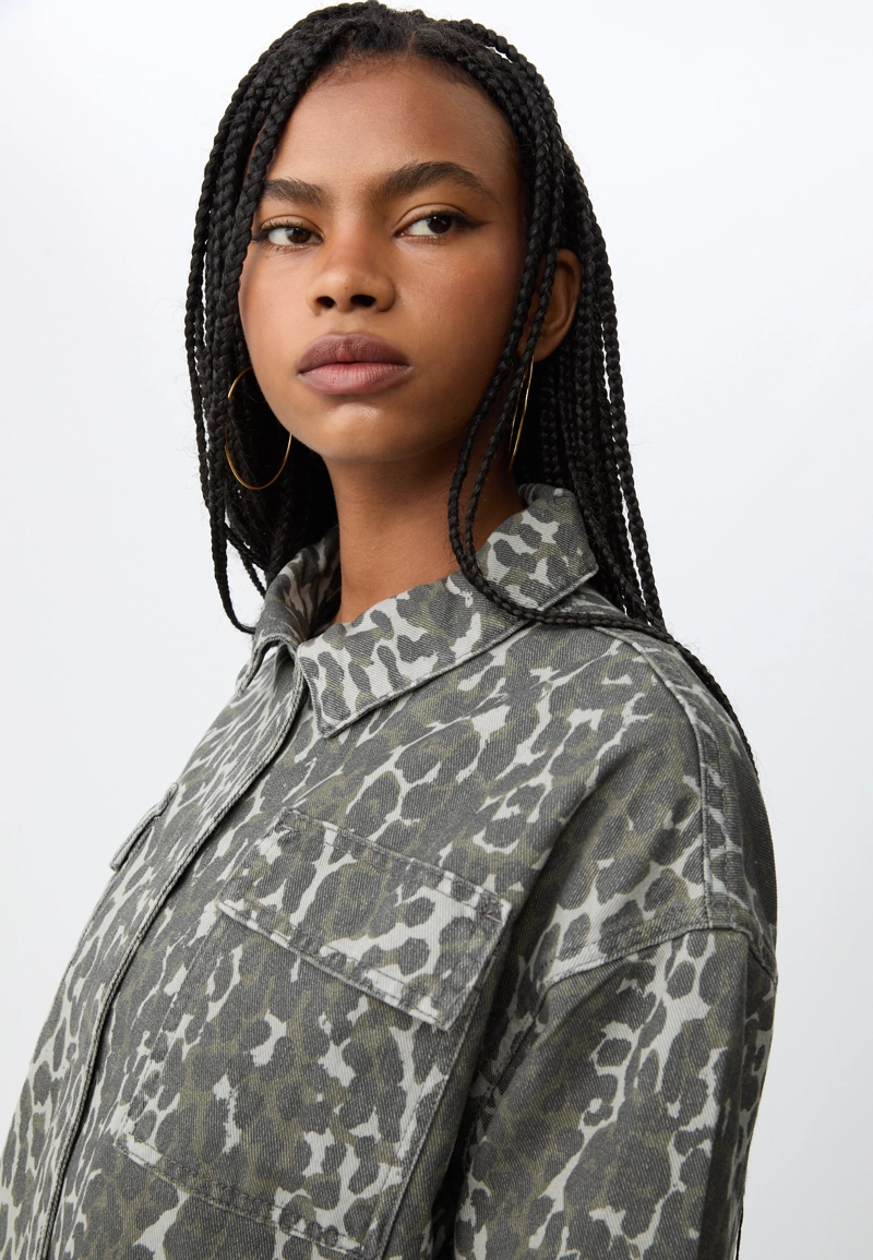 Куртка с анималистическим принтом и карманами