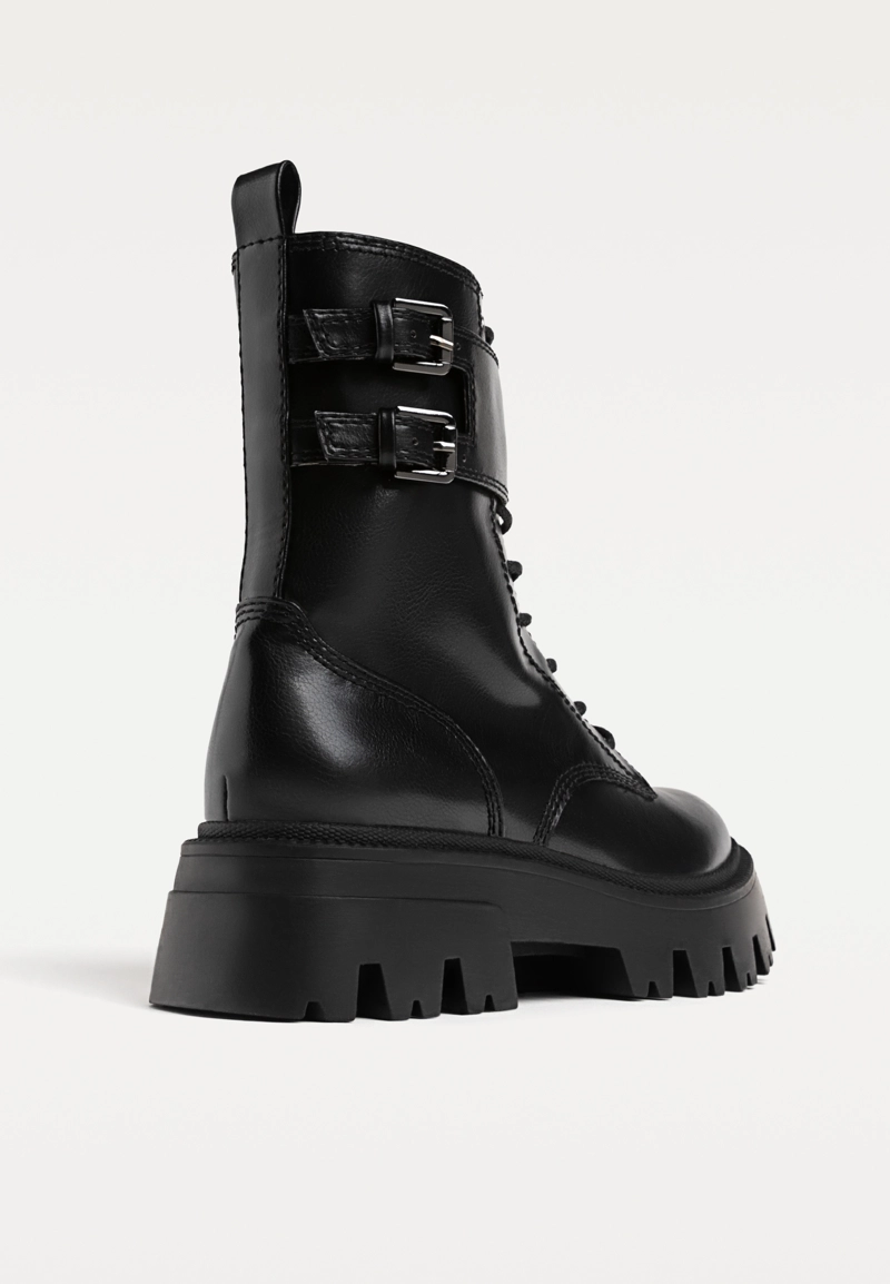 Плоские ботинки на шнуровке с пряжками