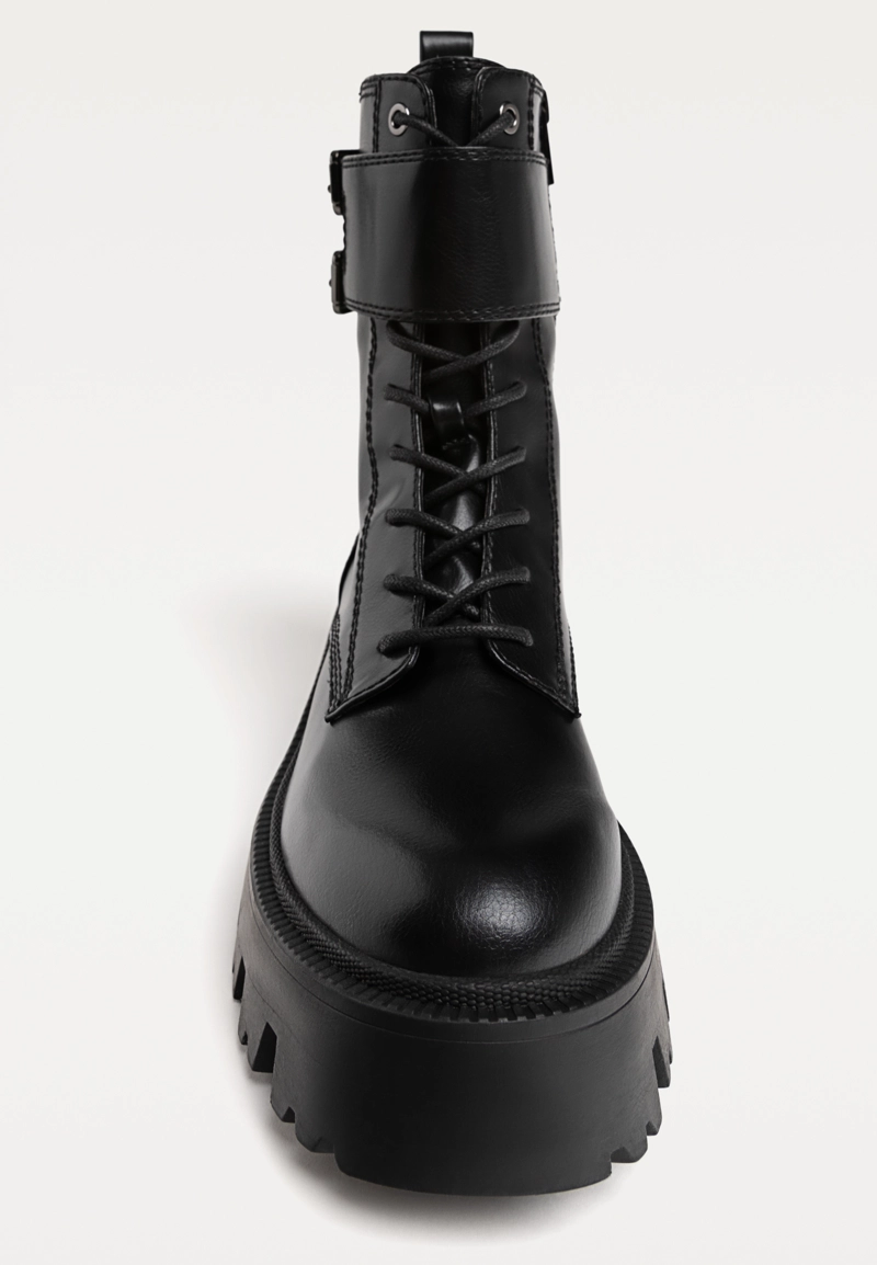 Плоские ботинки на шнуровке с пряжками