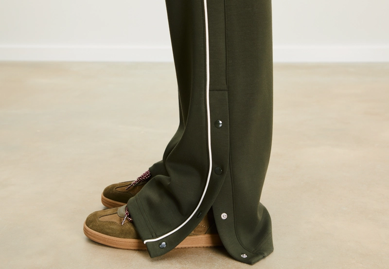 Мягкие брюки-джоггеры на пуговицах