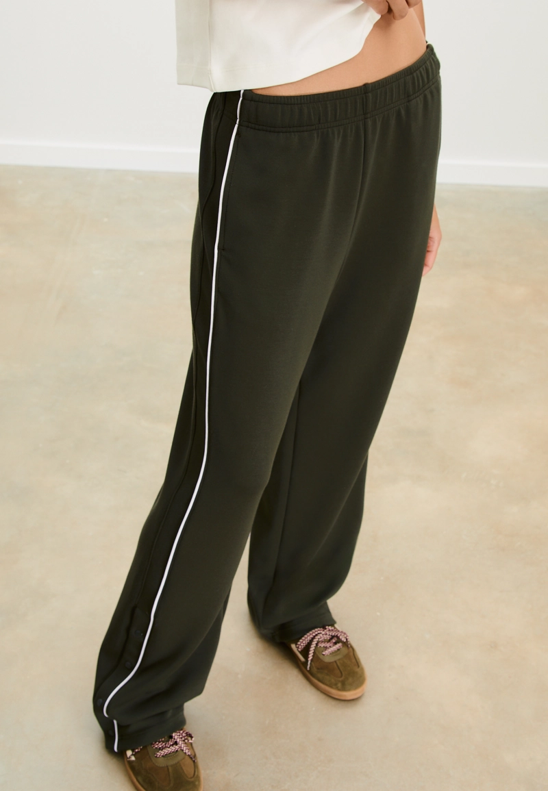 Мягкие брюки-джоггеры на пуговицах