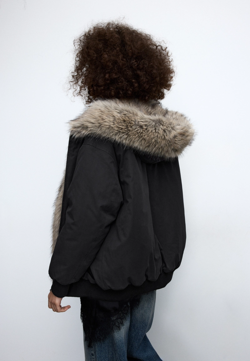 Стеганая куртка-бомбер с капюшоном из искусственного меха