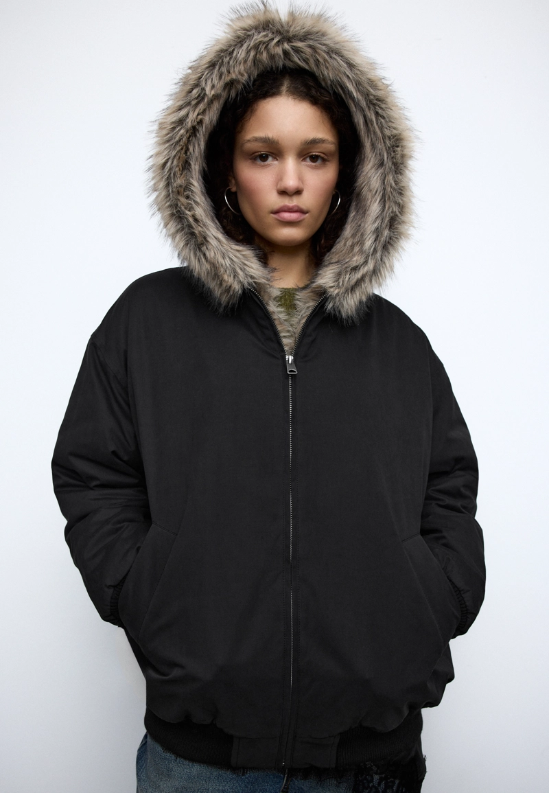 Стеганая куртка-бомбер с капюшоном из искусственного меха