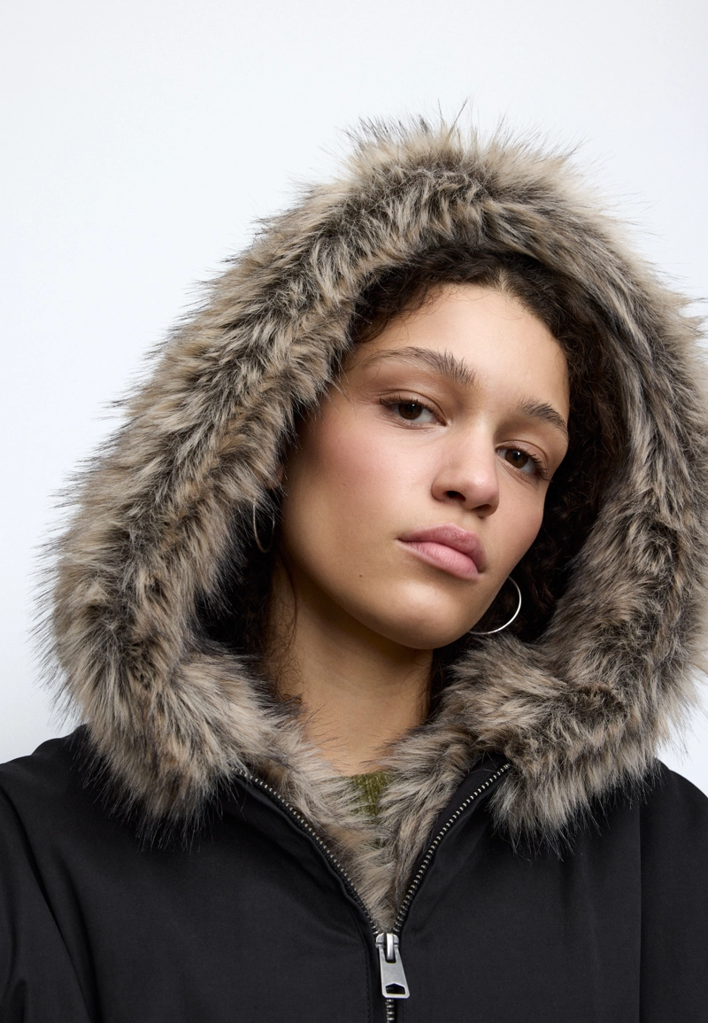 Стеганая куртка-бомбер с капюшоном из искусственного меха