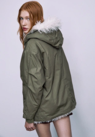 Парка стеганая с длинным искусственным мехом внутри- Заказать в России