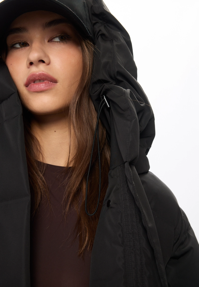 Длинное стеганое пальто на пуху с поясом