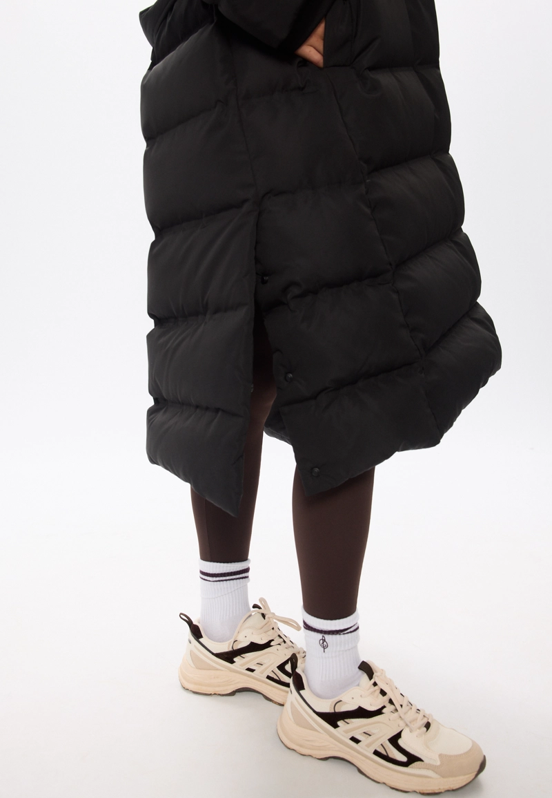 Длинное стеганое пальто на пуху с поясом