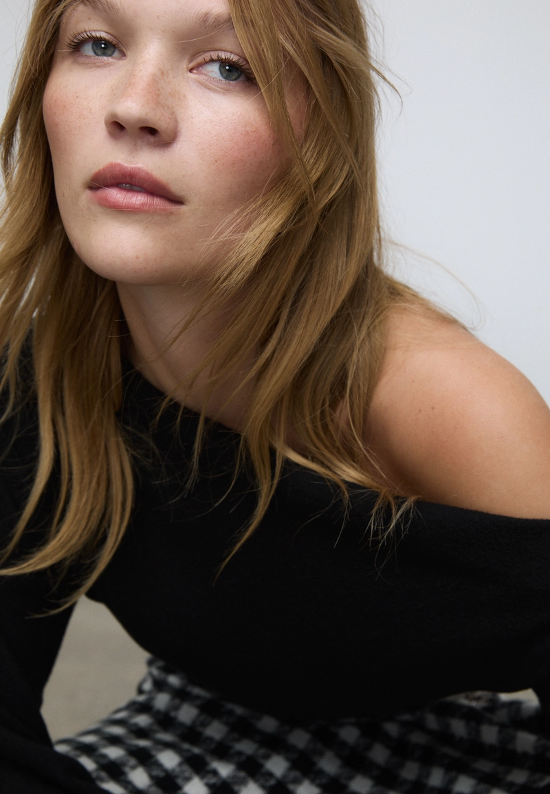 Трикотажная футболка с вырезом-лодочкой и поясом