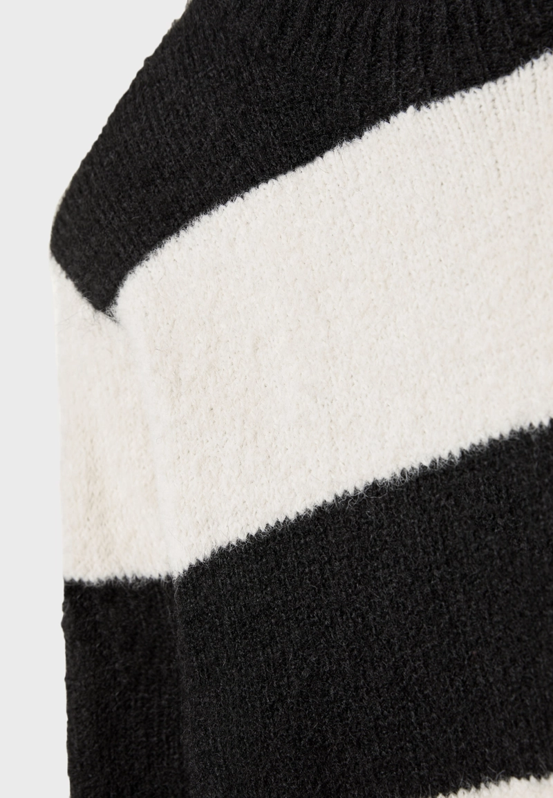 Свитер с подплечниками