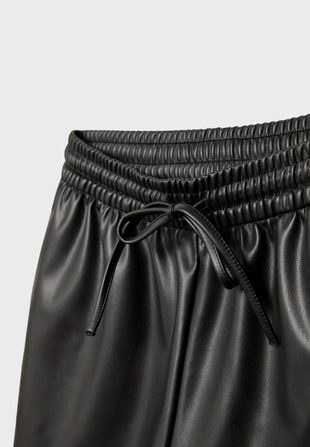 Шорты из искусственной кожи со шнурками- Заказать в России