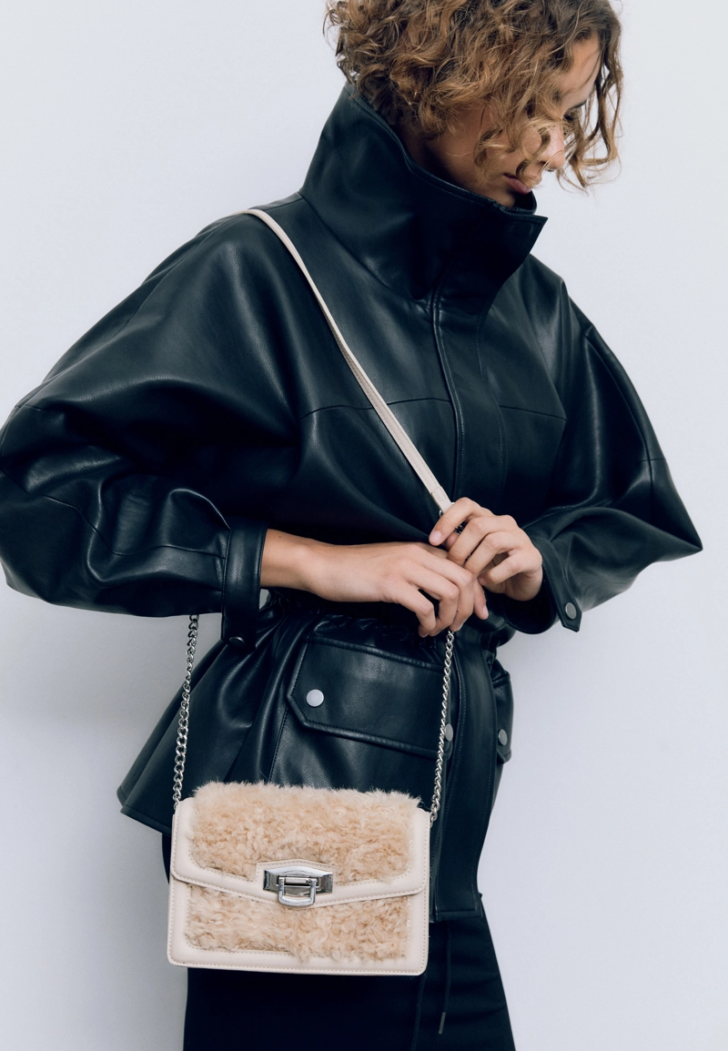 Жесткая сумка через плечо из искусственного меха