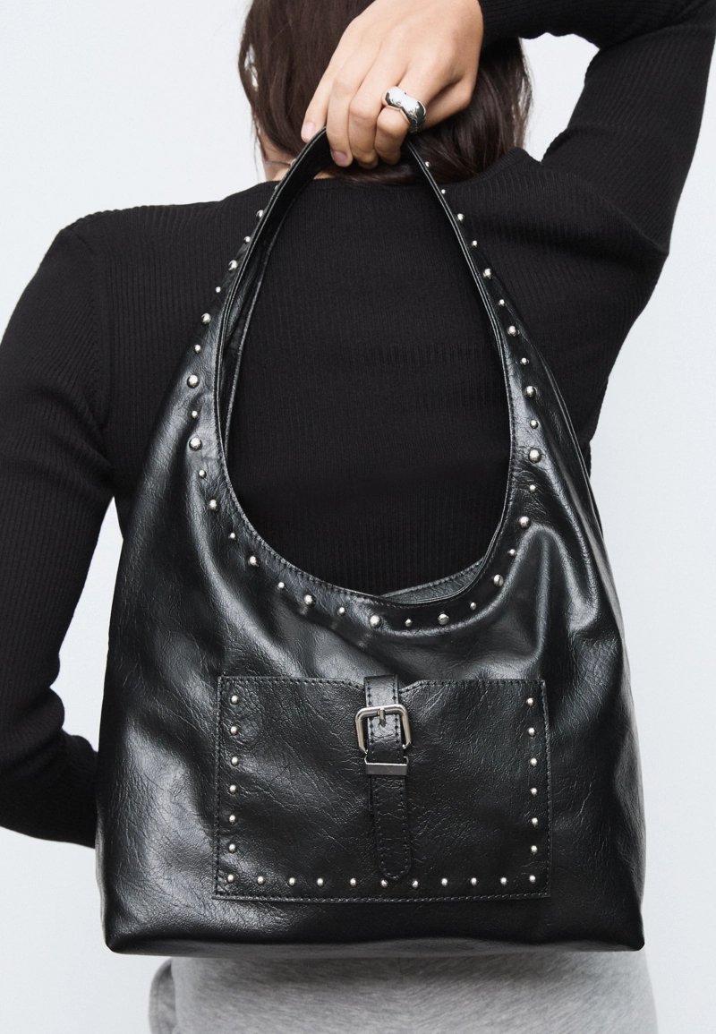 Сумка на плечо с заклепками