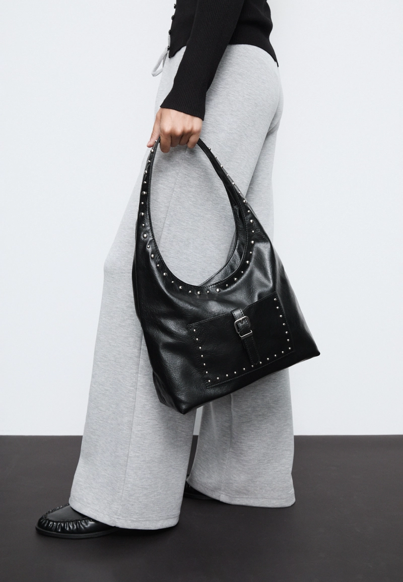 Сумка на плечо с заклепками