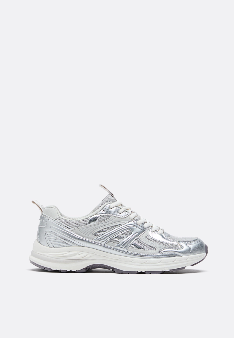 Спортивные кроссовки с отделкой