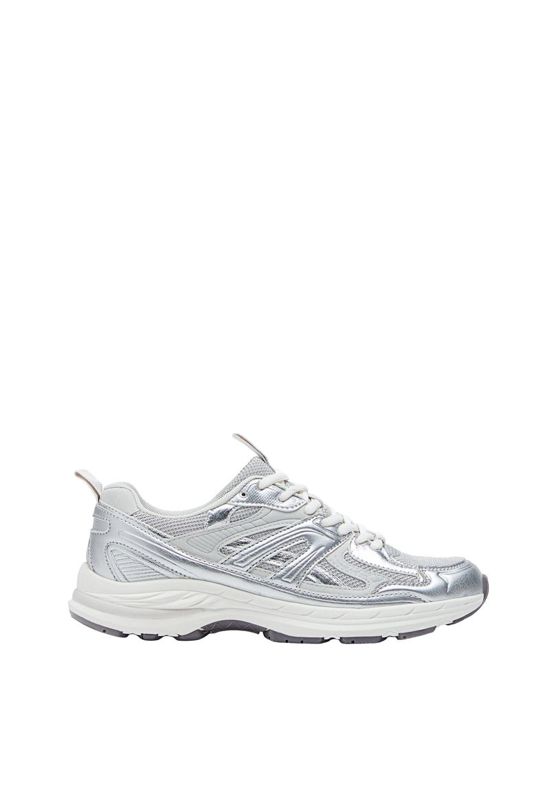 Спортивные кроссовки с отделкой