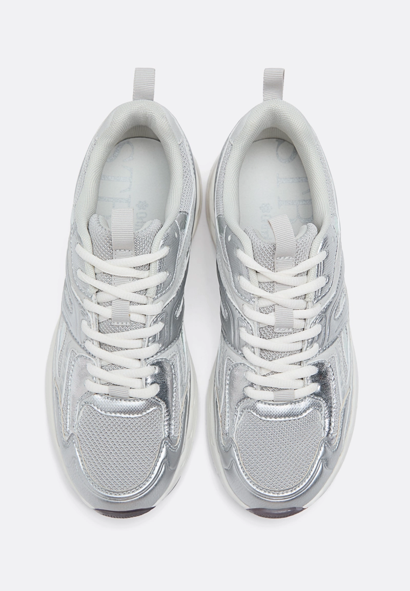 Спортивные кроссовки с отделкой