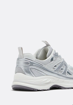 Спортивные кроссовки с отделкой- Заказать в России