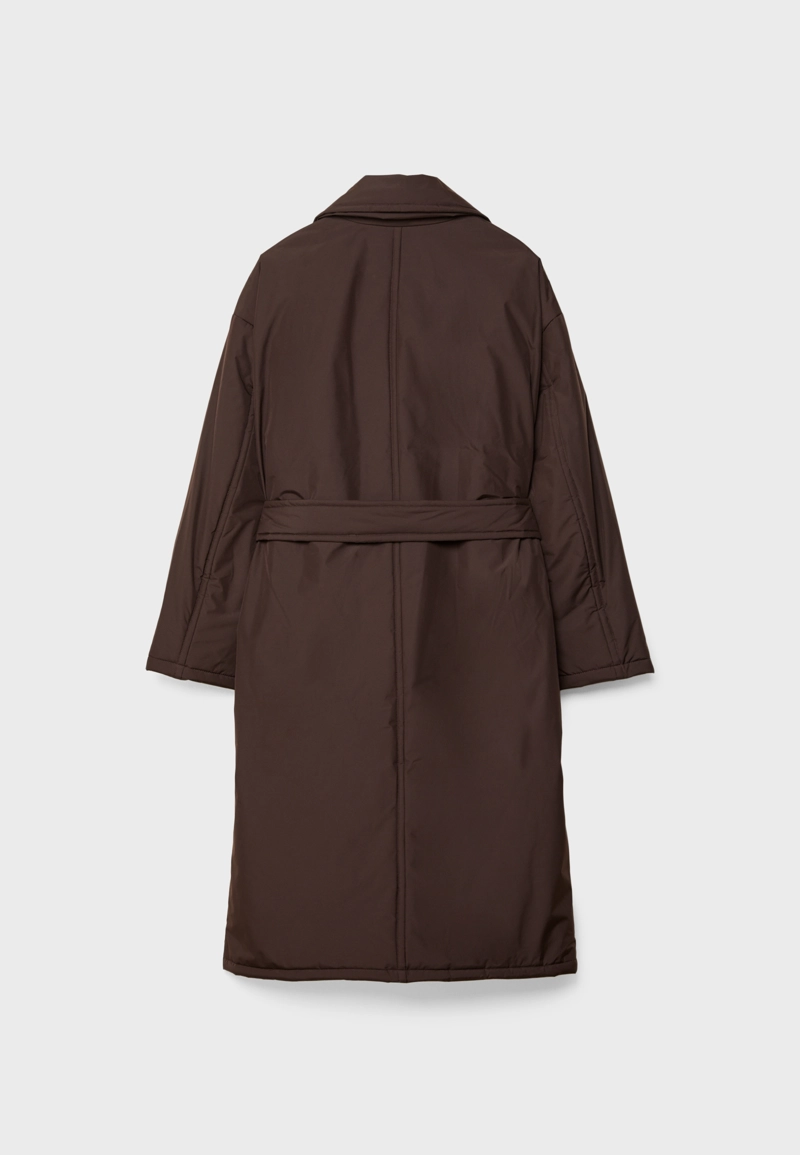 Длинное стеганое пальто в стиле тренч