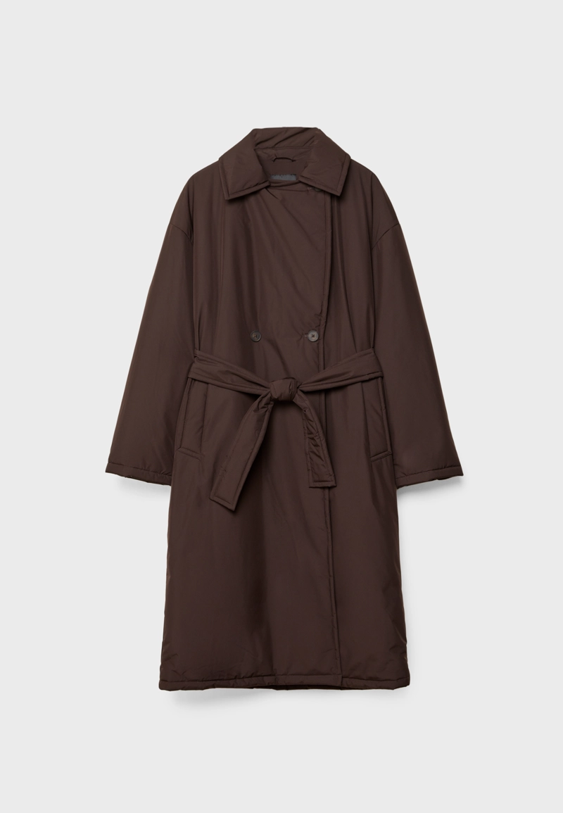 Длинное стеганое пальто в стиле тренч