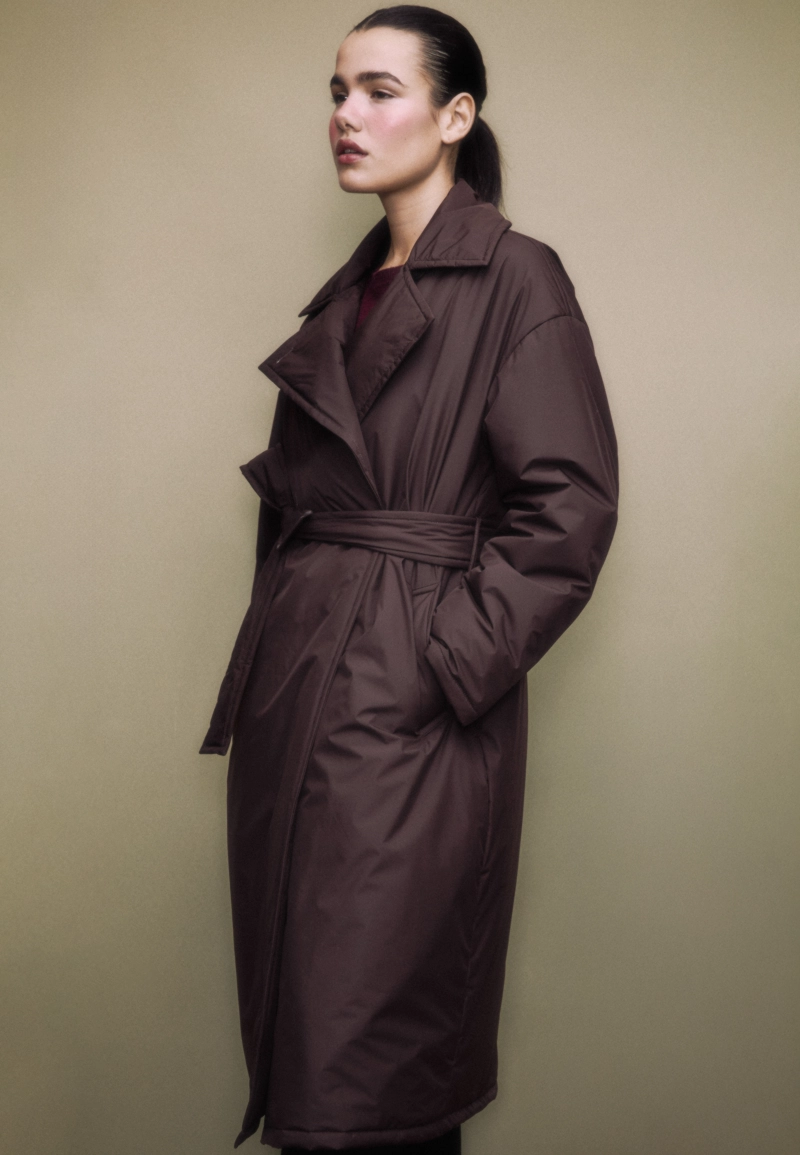 Длинное стеганое пальто в стиле тренч