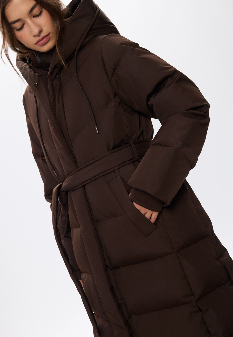 Длинное стеганое пальто с пуховым наполнителем и поясом