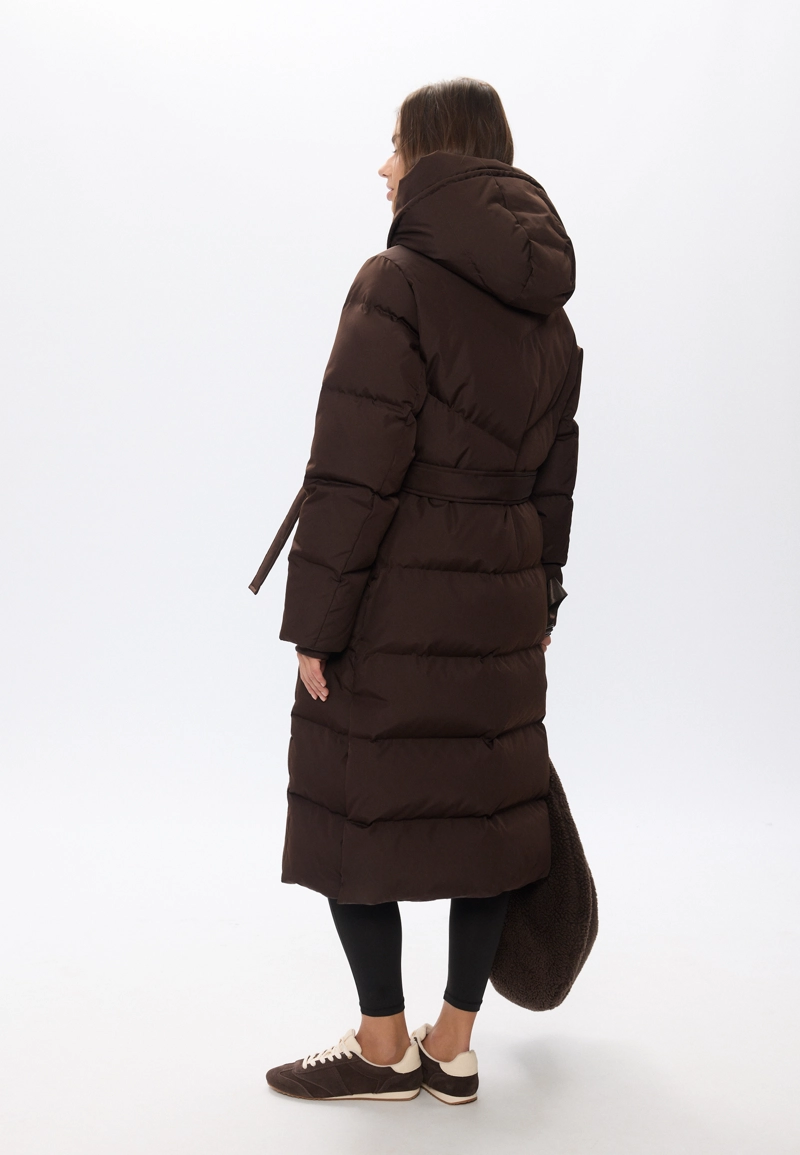 Длинное стеганое пальто с пуховым наполнителем и поясом