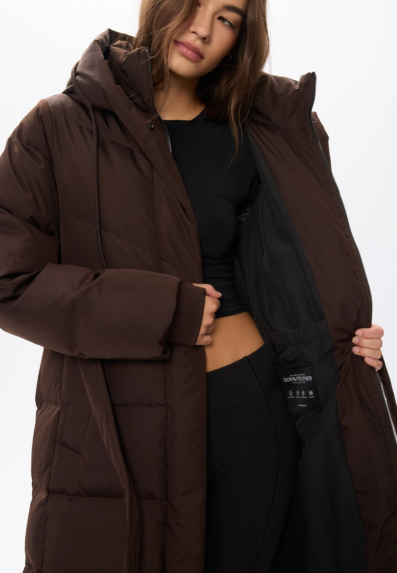 Длинное стеганое пальто с пуховым наполнителем и поясом