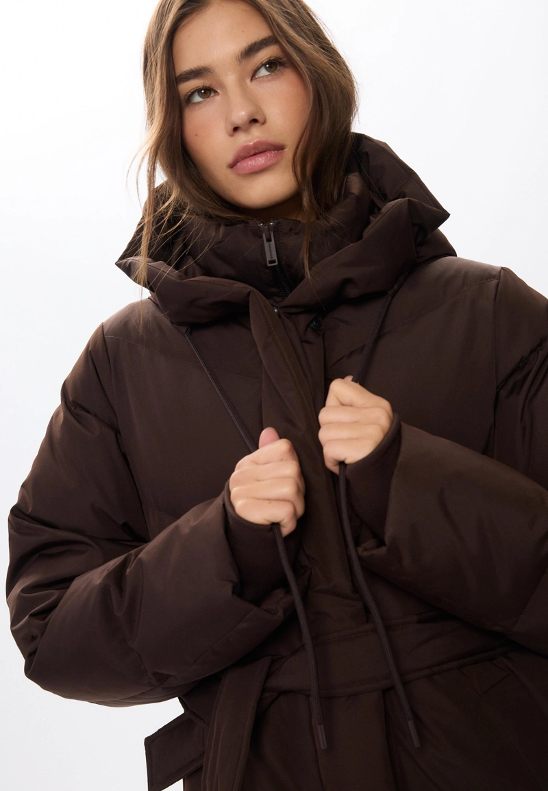 Длинное стеганое пальто с пуховым наполнителем и поясом