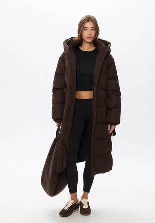 Длинное стеганое пальто с пуховым наполнителем и поясом- Заказать в России