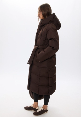 Длинное стеганое пальто с пуховым наполнителем и поясом- Заказать в России