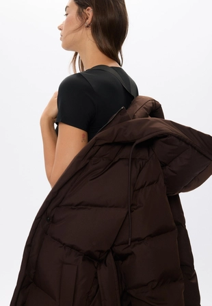 Длинное стеганое пальто с пуховым наполнителем и поясом- Заказать в России