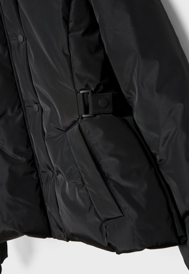 Приталенная стеганая куртка с капюшоном и мехом