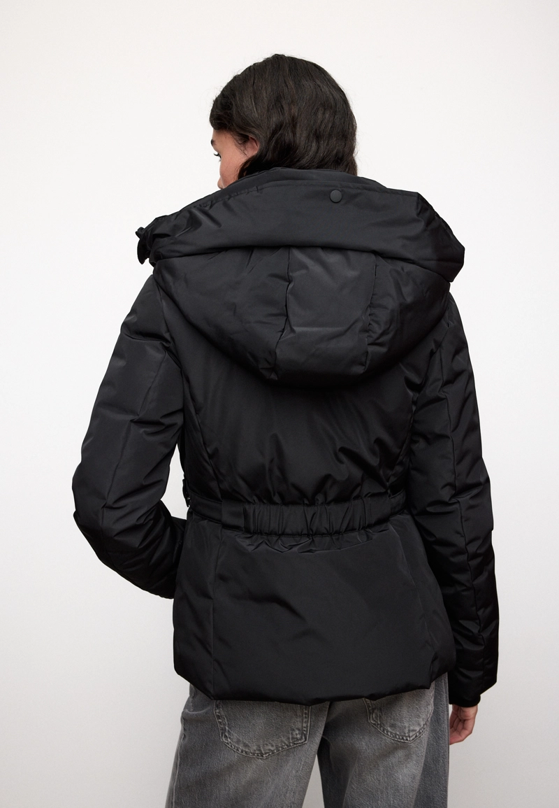 Приталенная стеганая куртка с капюшоном и мехом